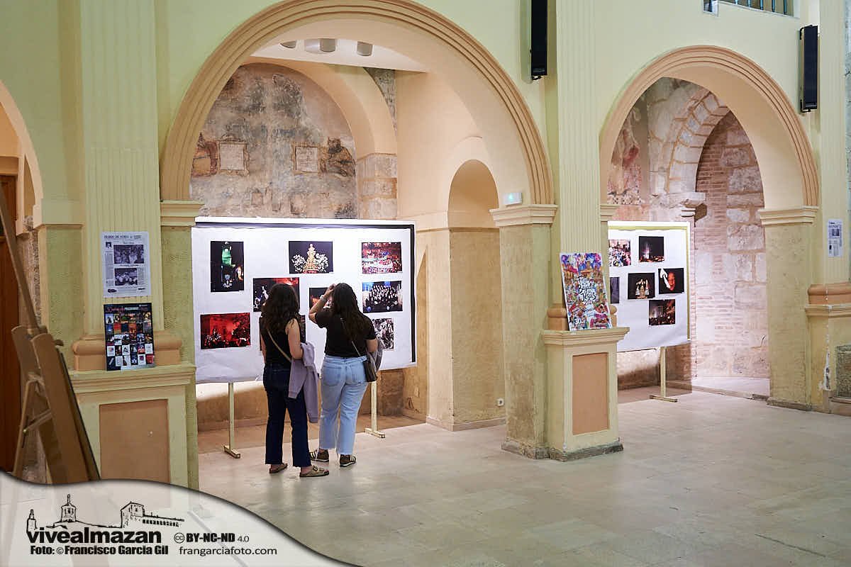 Exposición de fotografías y objetos en una antigua iglesia