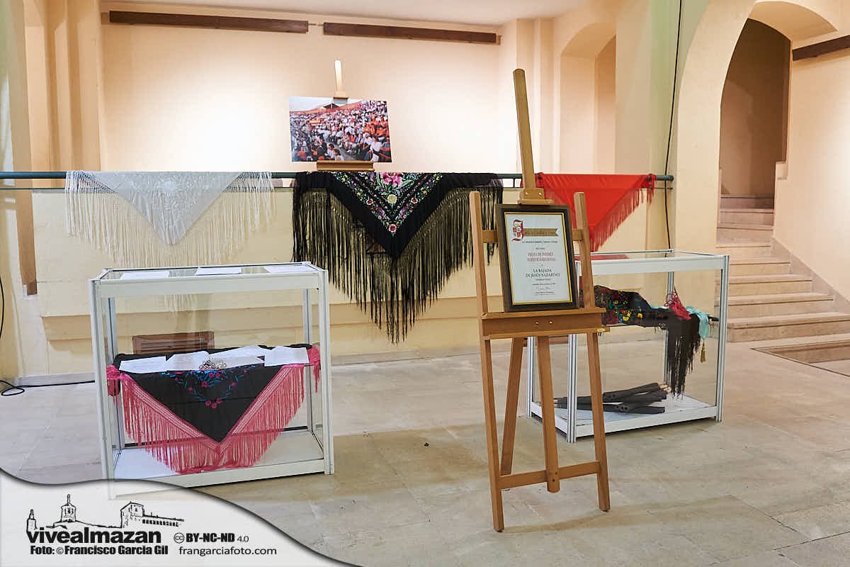 Exposición de fotografías y objetos en una antigua iglesia
