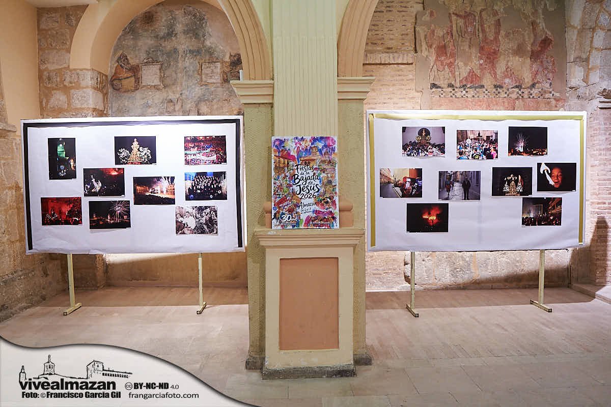 Exposición de fotografías y objetos en una antigua iglesia
