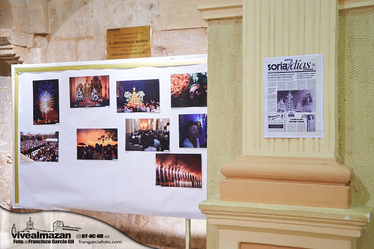 Exposición de fotografías y objetos en una antigua iglesia