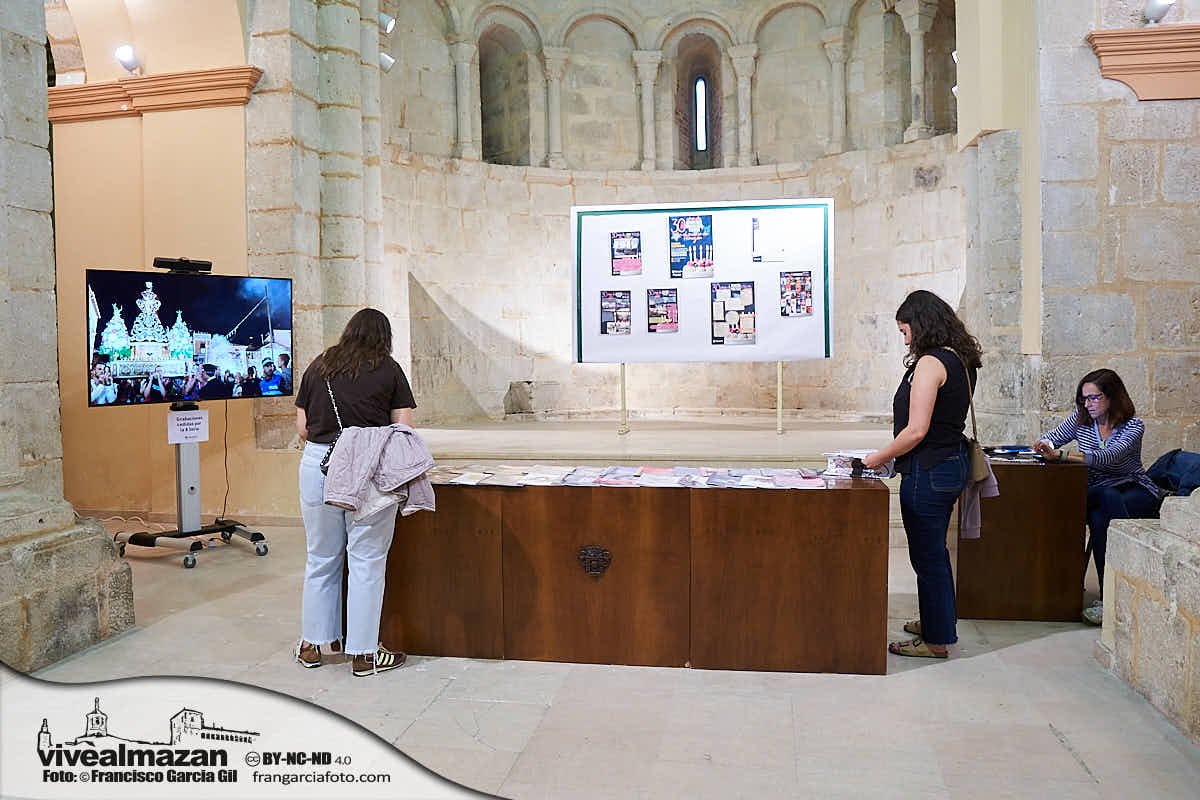 Exposición de fotografías y objetos en una antigua iglesia