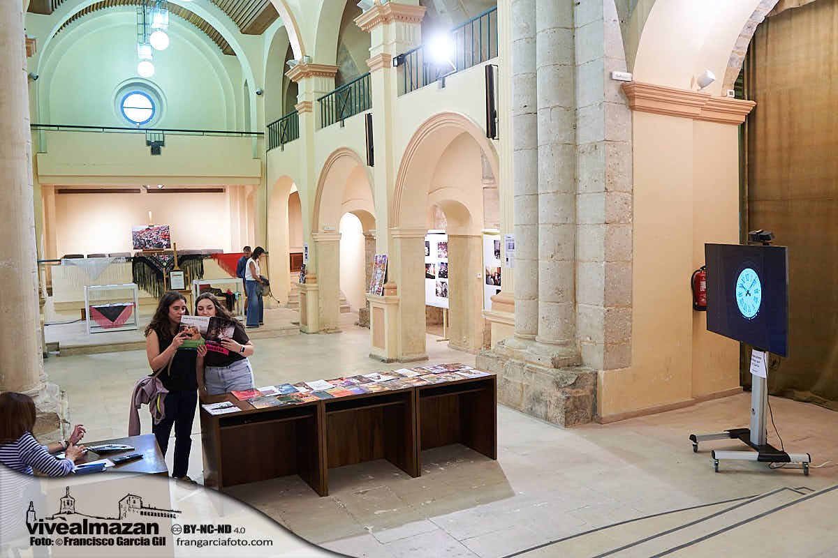 Exposición de fotografías y objetos en una antigua iglesia