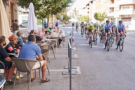 Grupo de ciclistas compitiendo en una carrera ciclista urbana