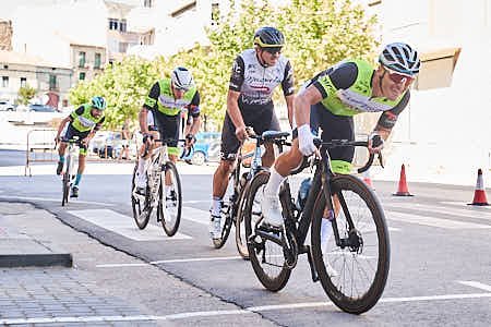 Grupo de ciclistas compitiendo en una carrera ciclista urbana