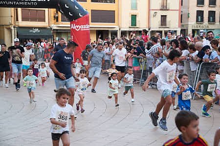 Grupo de personas de todas las edades corriendo una carrera