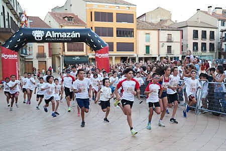 Grupo de personas de todas las edades corriendo una carrera