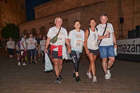 Grupo de personas de todas las edades corriendo una carrera