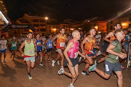 Grupo de personas de todas las edades corriendo una carrera