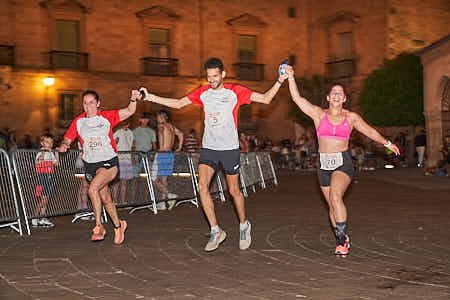 Grupo de personas de todas las edades corriendo una carrera