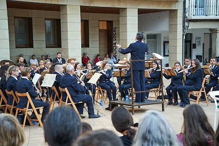 Banda de Música de Almazán tocando en la Plaza Mayor