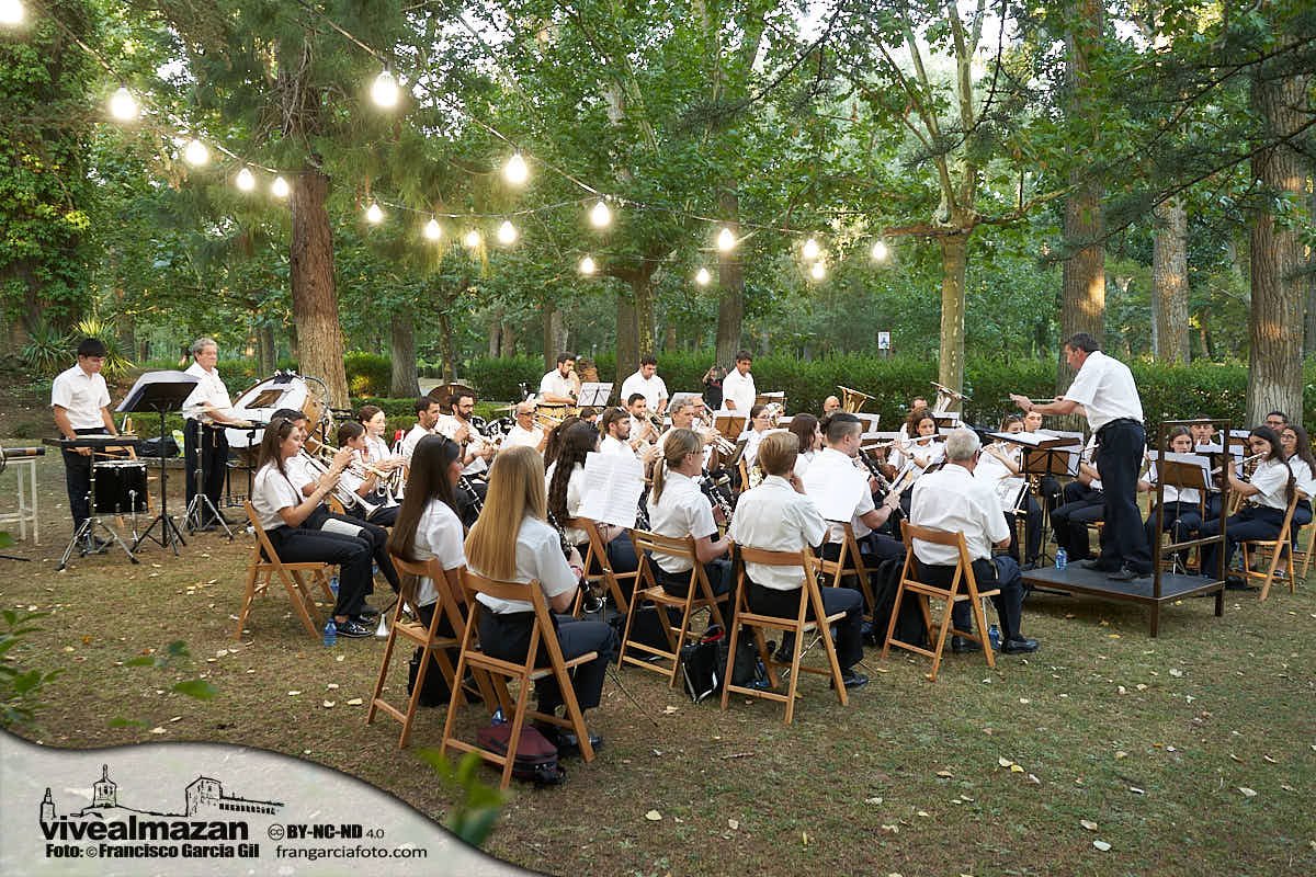 Banda de música tocando en un parque
