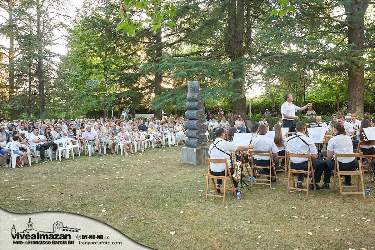 Banda de música tocando en un parque