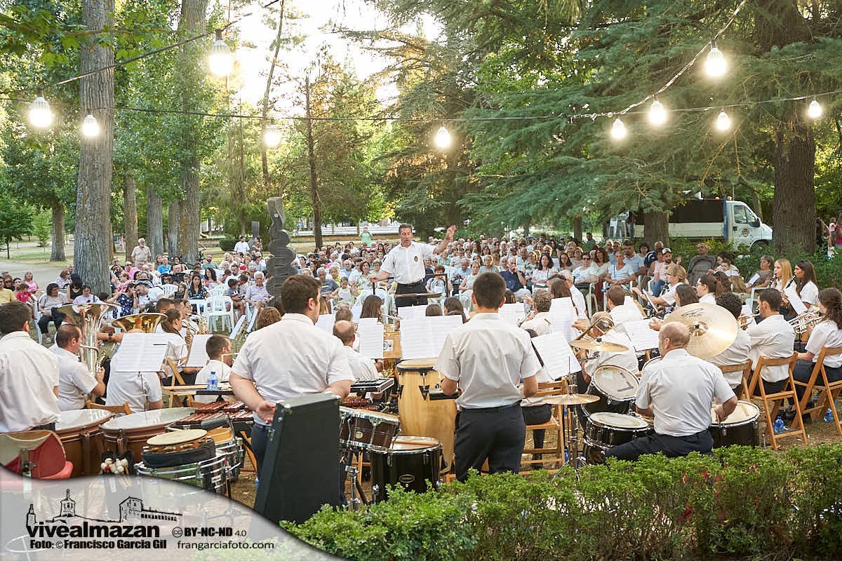 Banda de música tocando en un parque