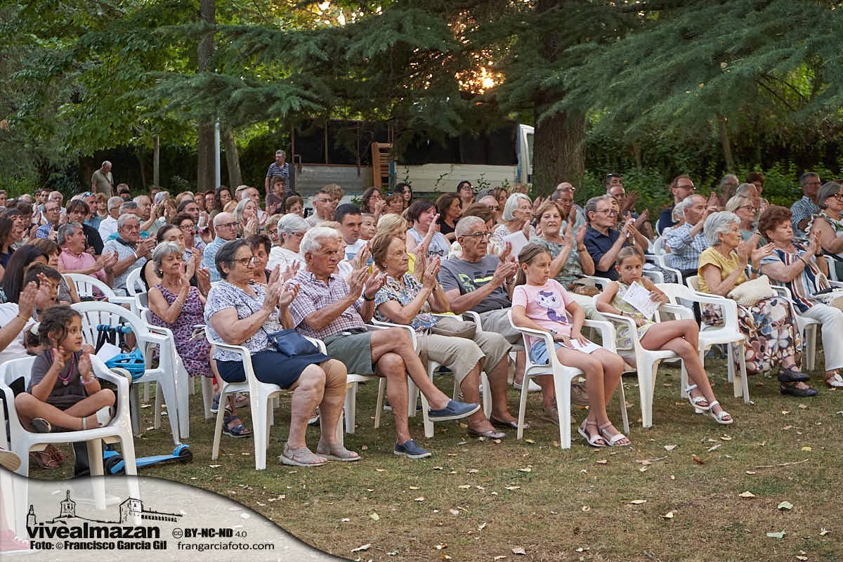 Banda de música tocando en un parque
