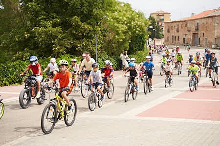 Grupo de personas de todas las edades montando en bicicleta