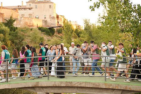 Personas participando en diferentes actividades festivas