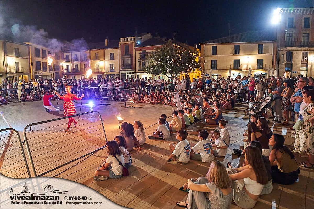 Espectáculo de Fuego en una plaza repleta de espectadores