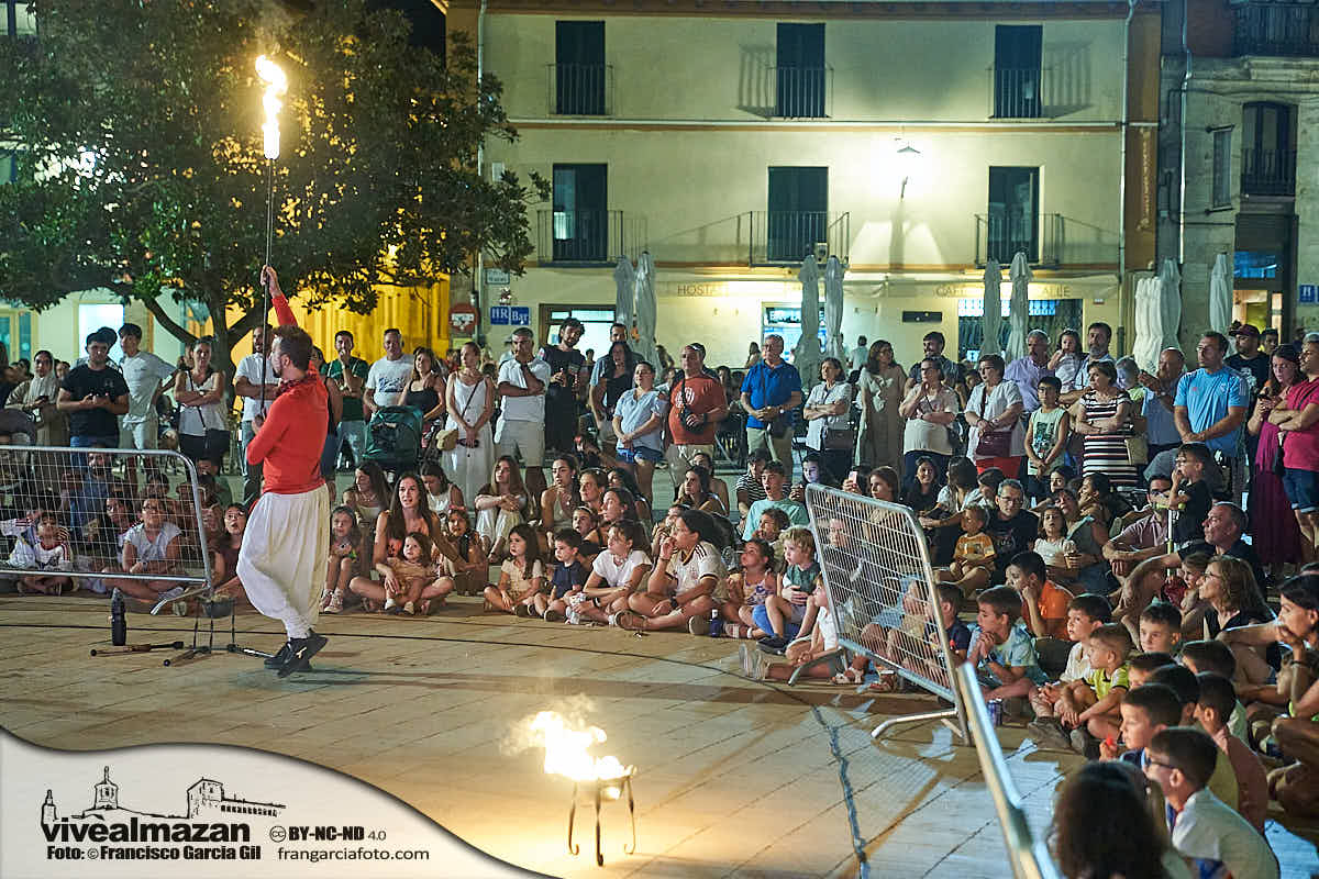 Espectáculo de Fuego en una plaza repleta de espectadores