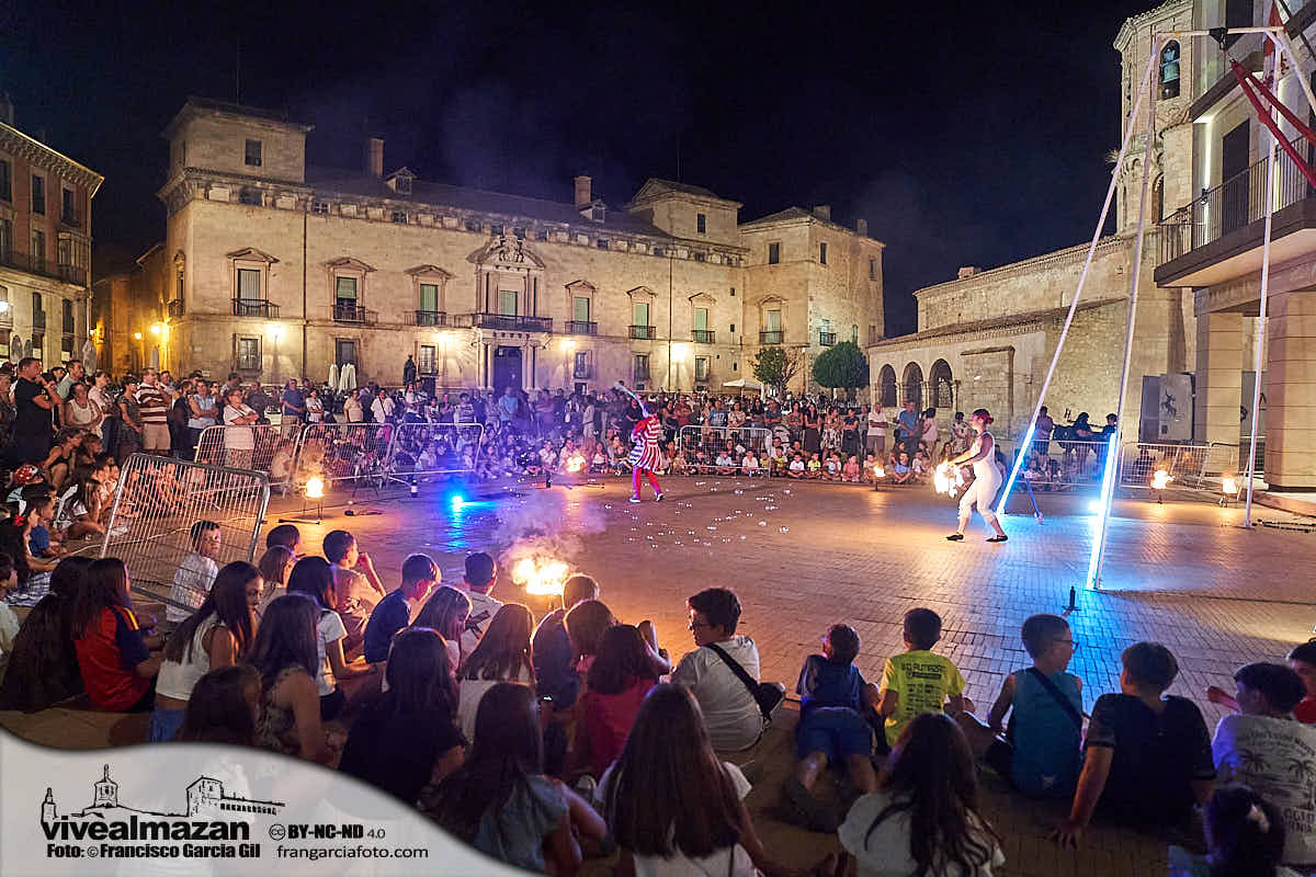 Espectáculo de Fuego en una plaza repleta de espectadores
