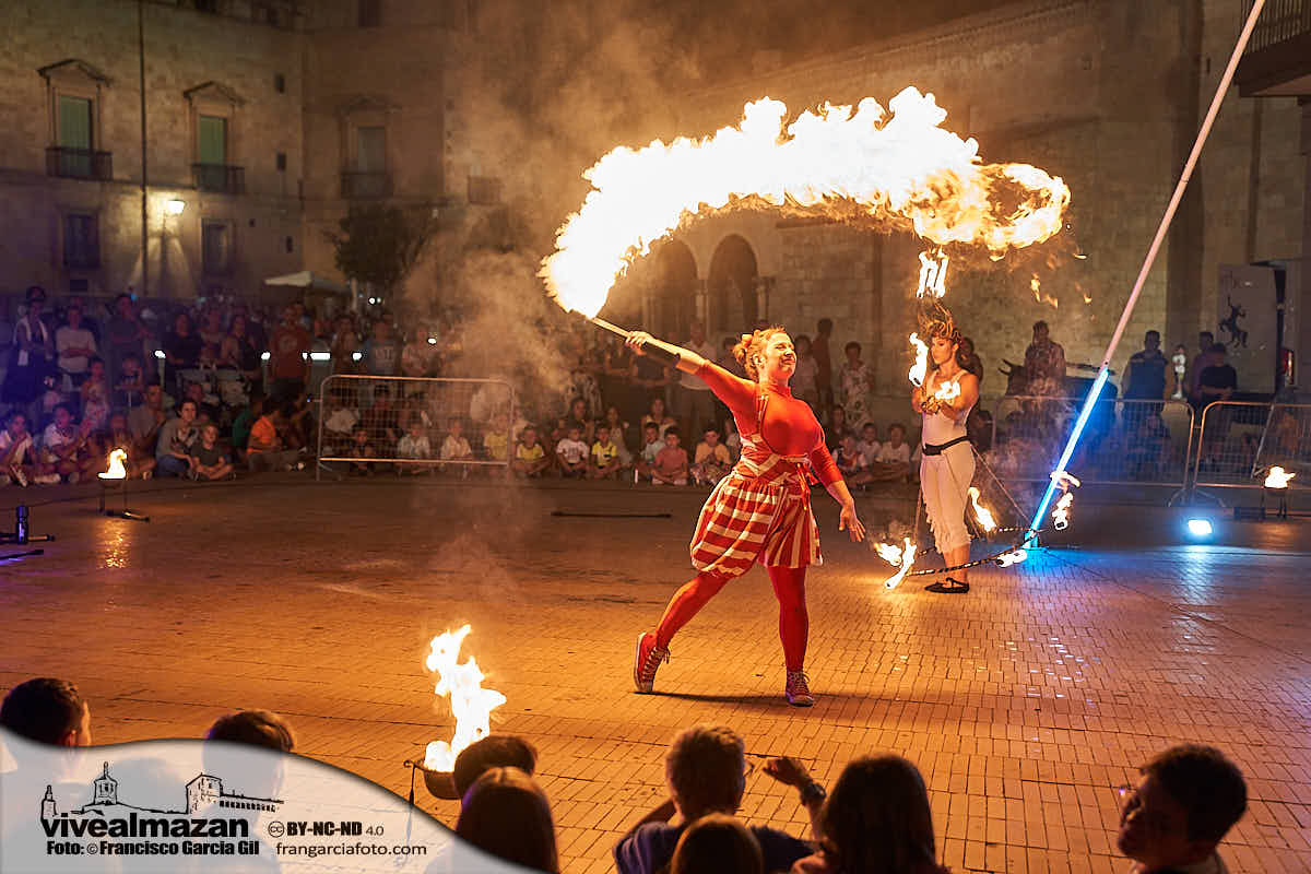 Espectáculo de Fuego en una plaza repleta de espectadores