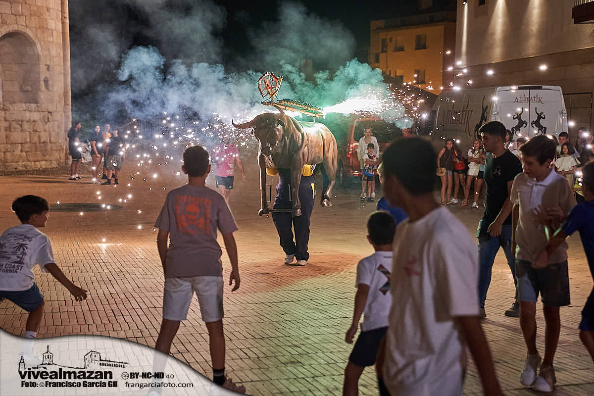 Espectáculo de Fuego en una plaza repleta de espectadores