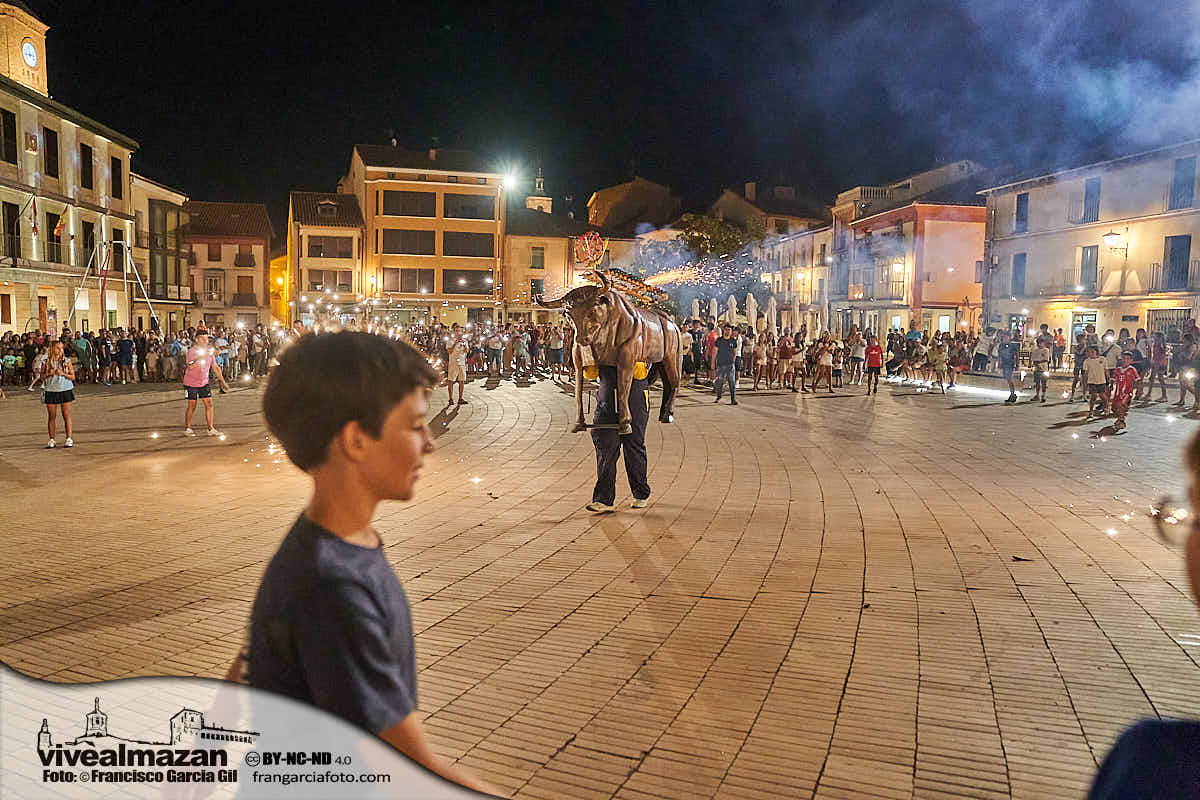 Espectáculo de Fuego en una plaza repleta de espectadores