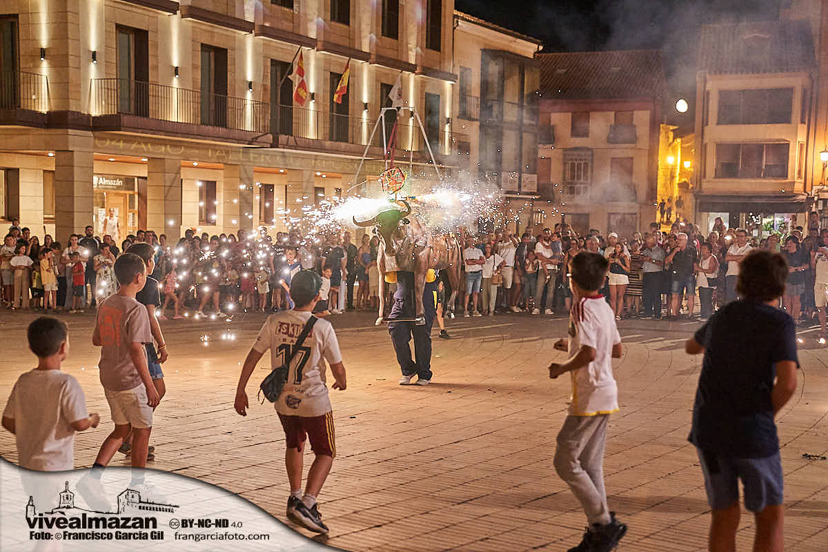 Espectáculo de Fuego en una plaza repleta de espectadores