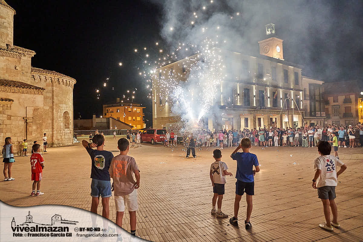 Espectáculo de Fuego en una plaza repleta de espectadores