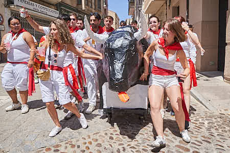 Grupo de jóvenes disfrazados en una fiesta
