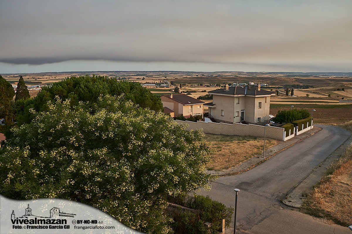 Humo de un incendio visto desde Almazán