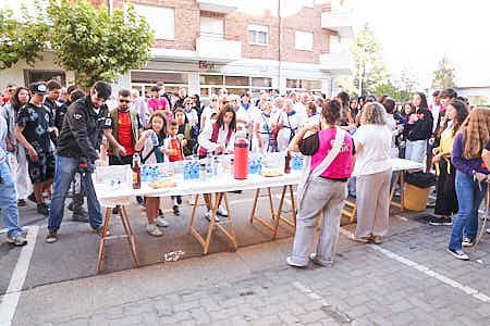 Gente participando en diversas actividades de fiestas populares