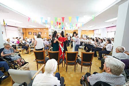Gente participando en diversas actividades de fiestas populares