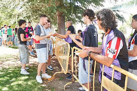 Gente participando en diversas actividades de fiestas populares
