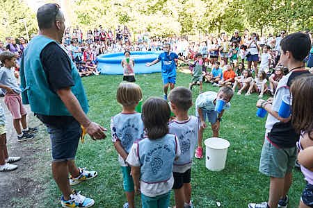 Gente participando en diversas actividades de fiestas populares