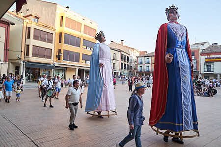 Gente participando en diversas actividades de fiestas populares