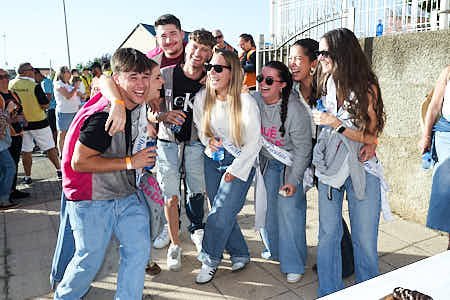 Personas participando en diferentes actividades festivas