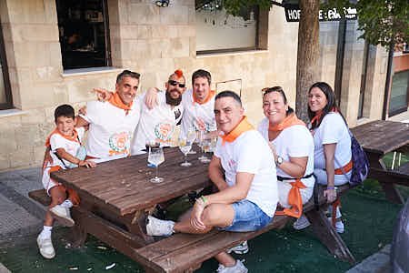 Gente celebrando diferentes actividades de fiesta