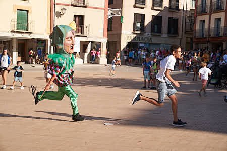 Gente celebrando diferentes actividades de fiesta