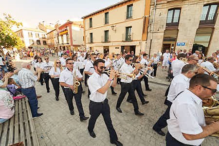 Gente celebrando diferentes actividades de fiesta