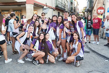 Gente celebrando diferentes actividades de fiesta
