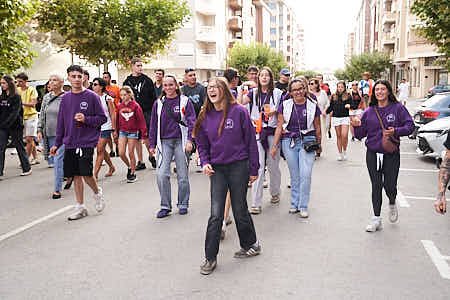 Personas participando en diferentes actividades festivas