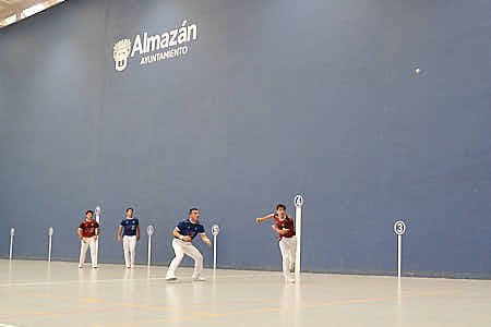 Personas participando en diferentes actividades festivas