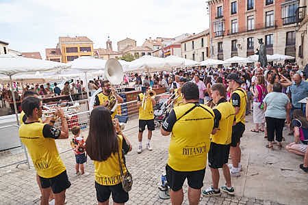 Personas participando en diferentes actividades festivas
