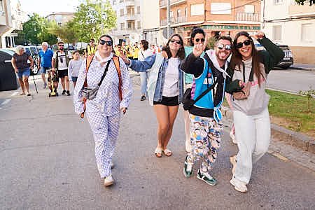 personas celebrando diferentes actividades en fiestas