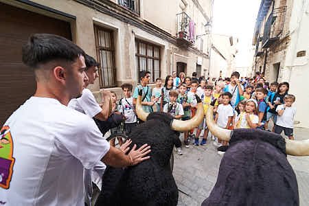 jovenes disfrutando de diversas actividades divertidas