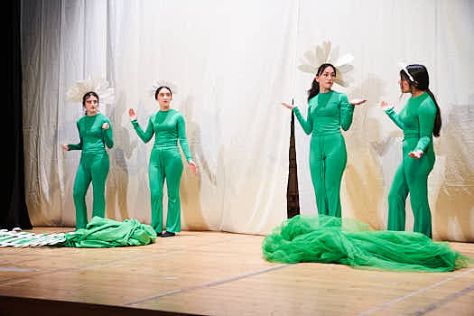 4 margaritas en el escenario