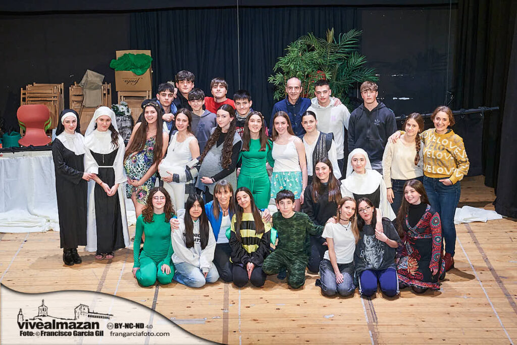 grupo de estudiantes de 4º de la eso tras actuar