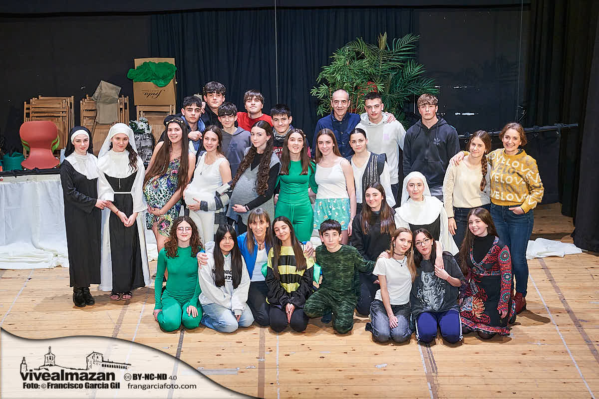 grupo de estudiantes de 4º de la eso tras actuar