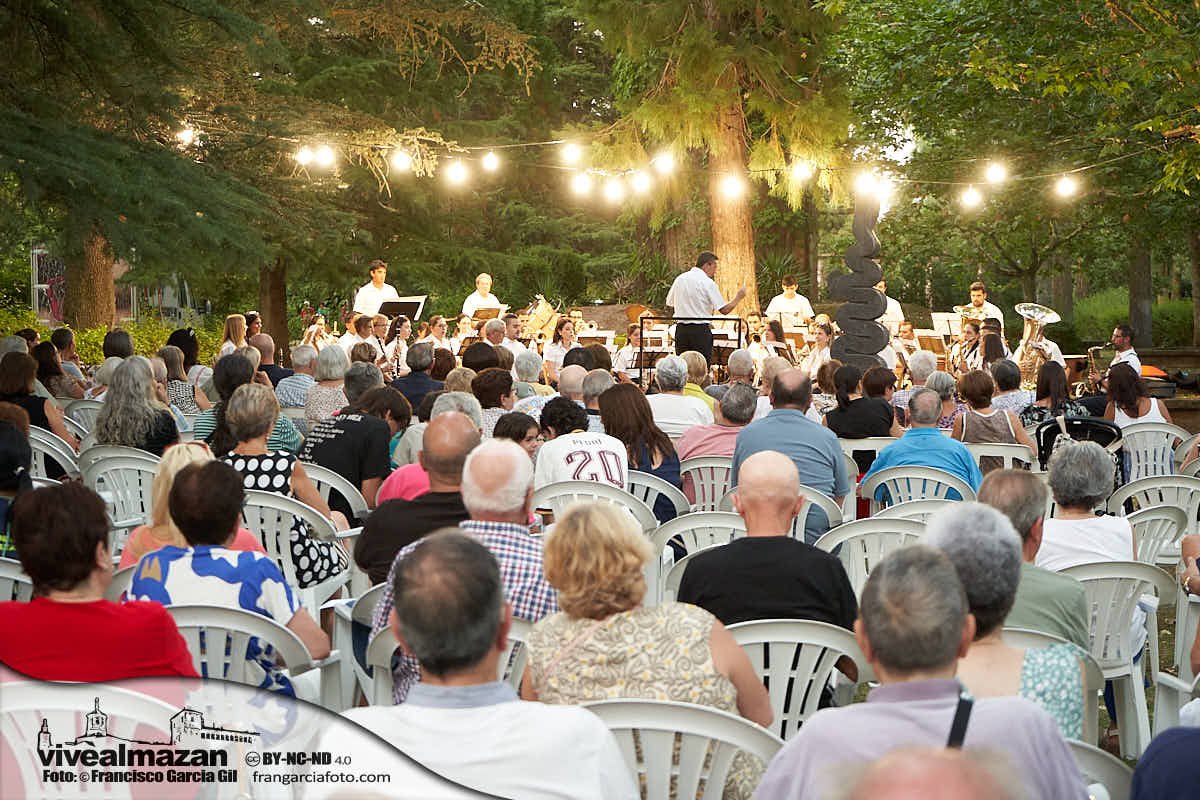 Banda de música tocando en un parque