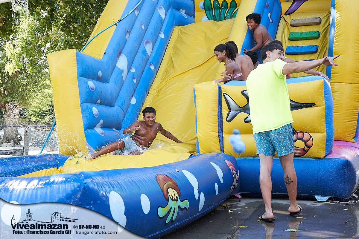 niños jugando en un parque acuático en Almazán